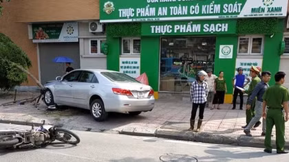 Ô tô mất lái "hạ gục" hàng loạt xe máy và cây xanh ở Hà Nội