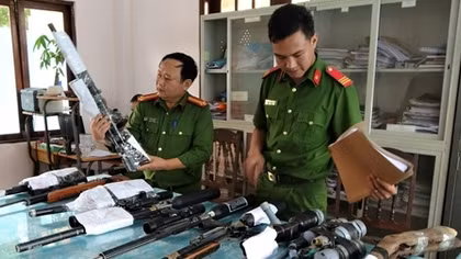 Vận động người dân giao nộp nhiều vũ khí, hung khí nguy hiểm