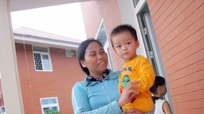 13 phụ nữ không chồng dành tình thương cho trẻ mồ côi