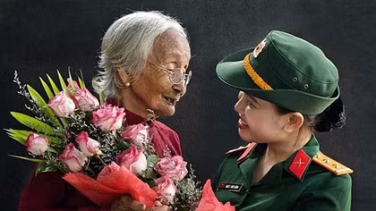 Mẹ là đất nước, tháng ngày của con...