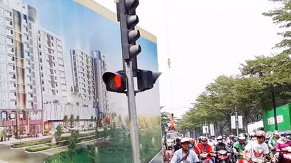 Nhà thầu Phú Mỹ Hưng ngang nhiên chiếm vỉa hè, lòng đường