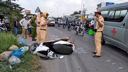 Ngã xuống đường, cô gái bị xe tải cán tử vong
