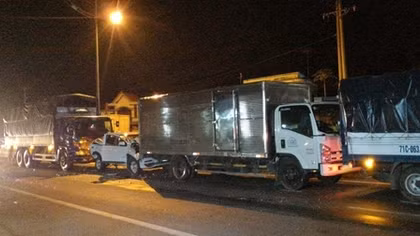 4 ô tô tông liên hoàn trên đường dẫn cao tốc, 5 người thoát chết