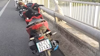 Để lại xe và dép trên cầu Rạch Miễu rồi lao xuống sông Tiền