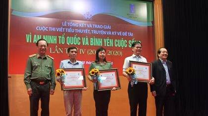 Trao giải văn học về đề tài “Vì an ninh Tổ quốc và bình yên cuộc sống”