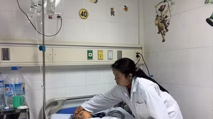 Mong phép mầu đến với bé gái bị tai nạn tàn khốc