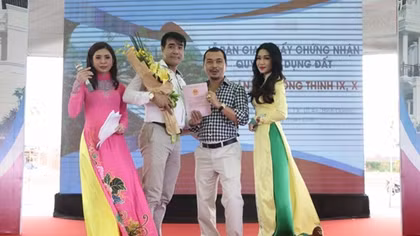 Phú Hồng Thịnh tiếp tục bàn giao "sổ đỏ" sớm hơn cam kết