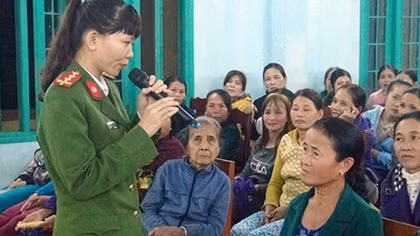 Nữ Đại úy Công an thị trấn miền sơn cước