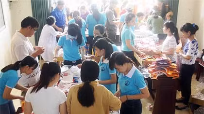 Khám bệnh, phát thuốc miễn phí cho trẻ em nghèo