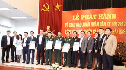 Trao báo Nhân dân Xuân Kỷ Hợi cho CBCS vùng biên giới, hải đảo