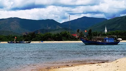 Nhiều ngư dân khốn đốn vì cửa biển bị bồi lấp