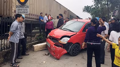  ‘Xế hộp’ nát đầu sau cú vượt qua đường sắt