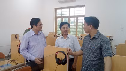 Trưởng Ban Tổ chức Trung ương Phạm Minh Chính thăm, tặng quà nhân dân vùng lũ