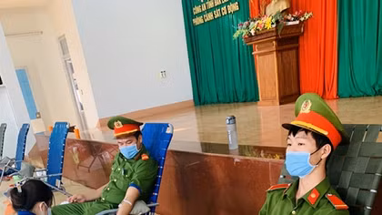 Tuổi trẻ công an và những giọt máu nghĩa tình