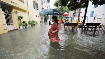 Hà Nội: Mưa là phải lội!
