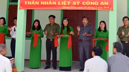 Bàn giao nhà tình nghĩa cho thân nhân liệt sĩ Công an
