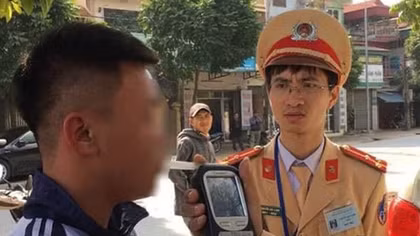 Nam sinh lớp 11 vi phạm nồng độ cồn trên đường đi học