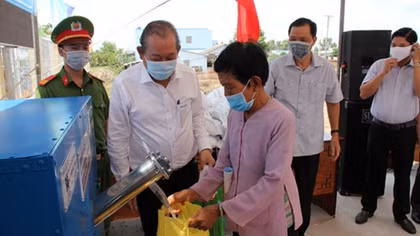 Đưa cây ATM gạo nghĩa tình đến với người dân khó khăn ở vùng bị ảnh hưởng kép