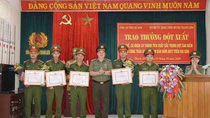 Trao thưởng cho tập thể, cá nhân có thành tích xuất sắc trong cao điểm tấn công trấn áp tội phạm