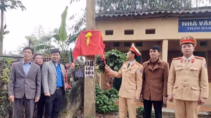 CSGT Lạng Sơn: “Thắp sáng đường thôn” và tặng quà gia đình chính sách