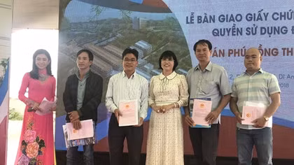 Công ty Phú Hồng Thịnh trao giấy chứng nhận quyền sử dụng đất cho khách hàng