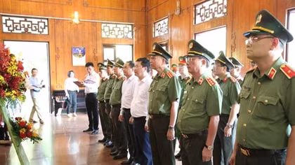 Bộ trưởng Tô Lâm dâng hoa tại khu di tích Kim Liên