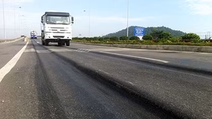 Phải khắc phục xong vệt lún trên QL1 trước ngày 30-7