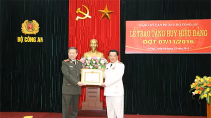 Thượng tướng Nguyễn Khánh Toàn đón nhận Huy hiệu 50 năm tuổi Đảng