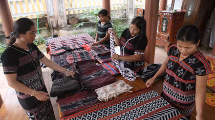 Hồi sinh làng nghề dệt thổ cẩm truyền thống của đồng bào Tà Ôi