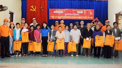 200 suất quà Tết sớm đến với đồng bào nghèo Lào Cai