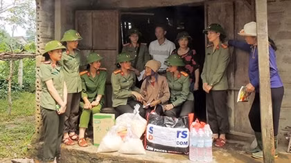 Ấm áp tình người giữa mùa bão lũ