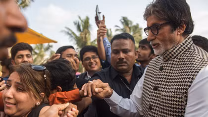 Amitabh Bachchan: Tỷ phú Bollywood san sẻ khó khăn với nông dân nghèo