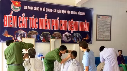 Công an vào tận viện cắt tóc cho bệnh nhân