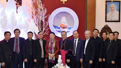 Chủ tịch Quốc hội thăm và chúc mừng đồng bào Công giáo dịp Giáng sinh