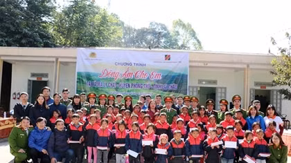 Sẻ chia khó khăn với học sinh nghèo Ma Ly Chải