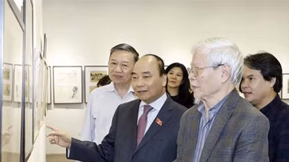 Thủ tướng thăm Triển lãm của Họa sĩ Ngô Mạnh Lân