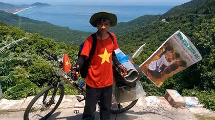 9X đạp xe xuyên Việt bán áo lấy tiền xây trường cho trẻ vùng cao