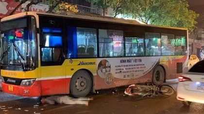 Xe buýt chèn qua người đi xe máy 