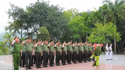 Đoàn Văn phòng Bộ Công an về nguồn tại khu di tích Nha Công an Trung ương