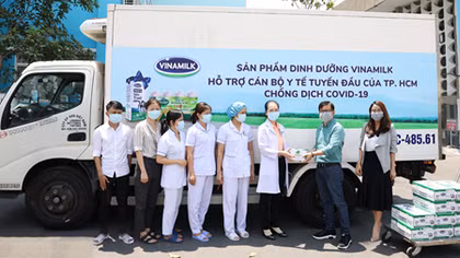 Vinamilk ủng hộ 8 tỷ đồng giúp Hà Nội và 3 tỉnh miền Trung chống dịch COVID-19