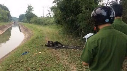 Thi thể nam thanh niên cháy đen bên bờ kênh