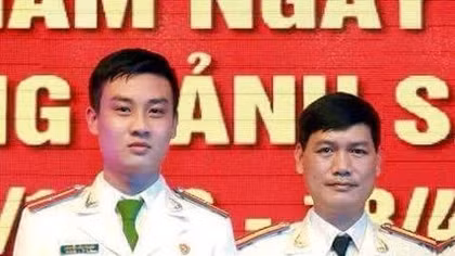 Vỡ òa hạnh phúc khi Công an đưa nữ sinh lớp 8 "mất tích" về cho gia đình
