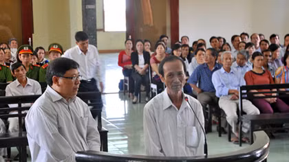 Hoãn phiên xử cựu Chủ tịch huyện Đông Hòa cùng 15 đồng phạm