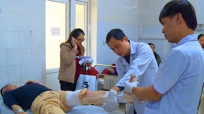 Bất tuân hiệu lệnh, lao xe tông CSGT trọng thương