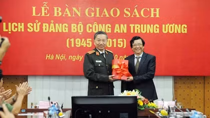 Bàn giao cuốn sách “Lịch sử Đảng bộ Công an Trung ương (1945 - 2015)”