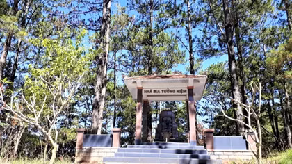 Chuyện bên bia đá giữa cổng trời