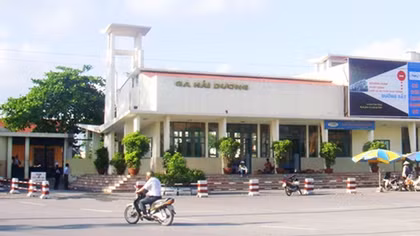 Tàu hỏa được đón, trả khách tại ga Hải Dương