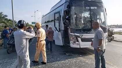 Xe khách chở học sinh tông và đuôi xe đầu kéo 
