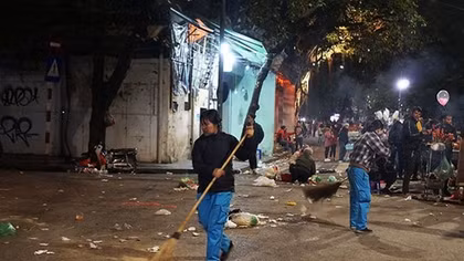 SOS! Sau lễ hội lại ngập... rác