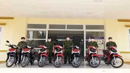 Trang cấp xe máy cho Công an xã chính quy huyện Krông Nô